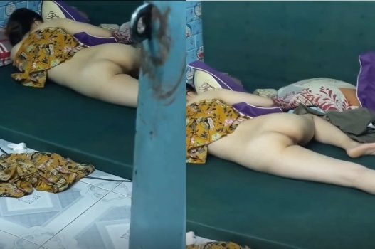 Nhìn trộm cặp mông của cô hàng xóm vụng trộm